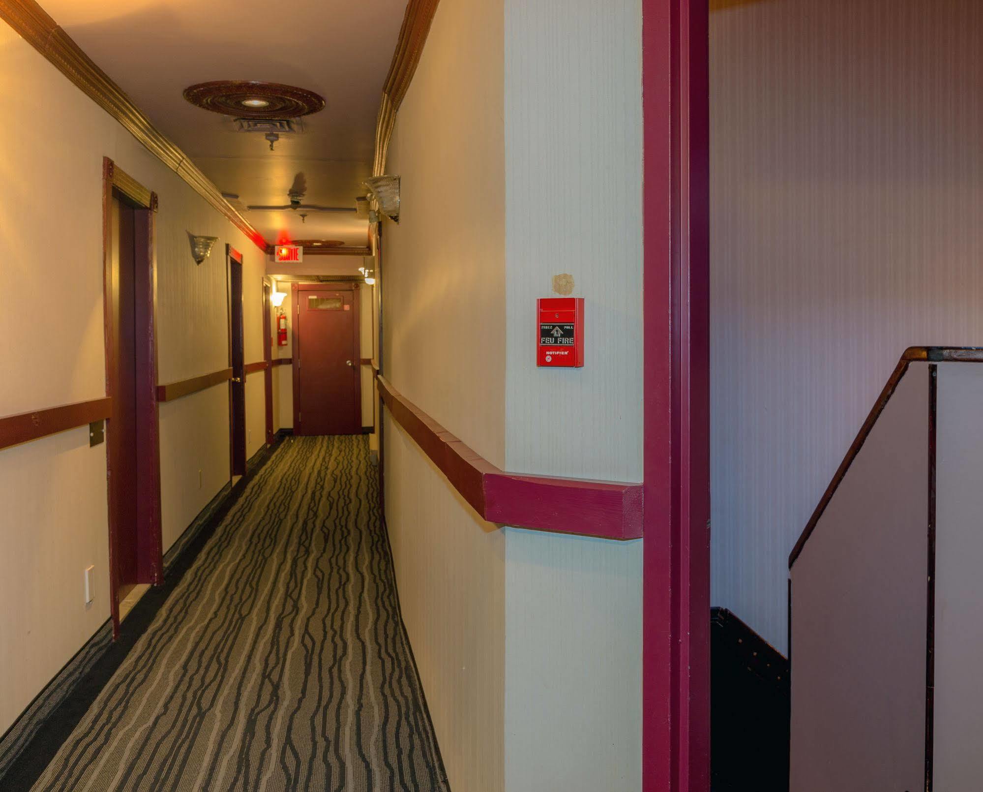 Hotel Champ De Mars Montreal Exterior photo